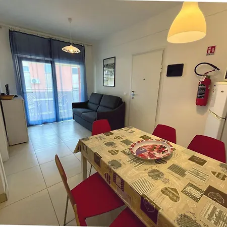 Renovated With Bright Balcony *